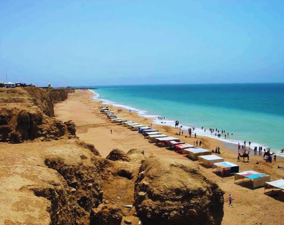 Read more about the article Hawke’s Bay Beach, Karachi